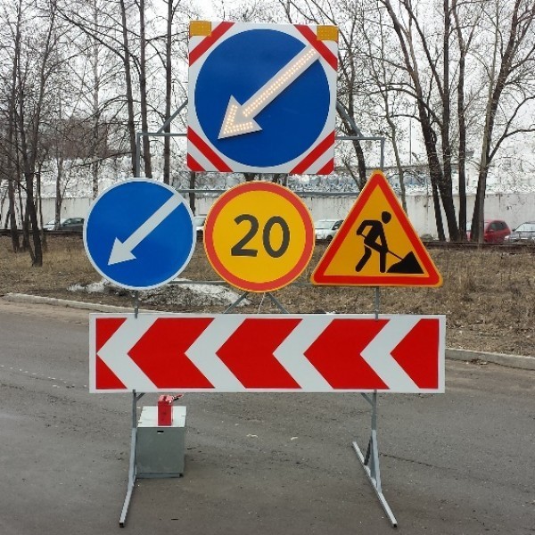 Установка временных дорожных знаков
